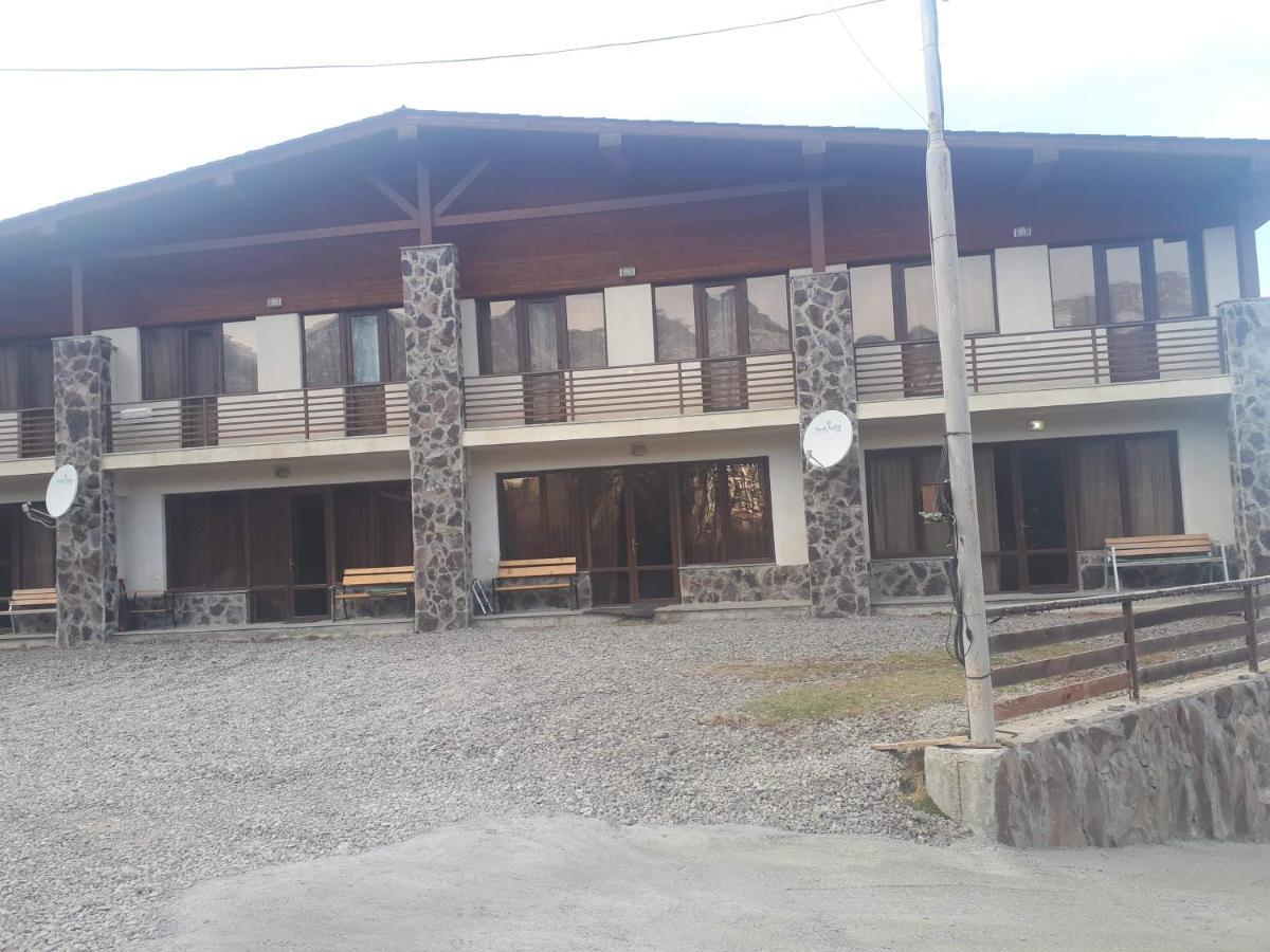 Konstantine'S Chalet Bakoerjani Buitenkant foto